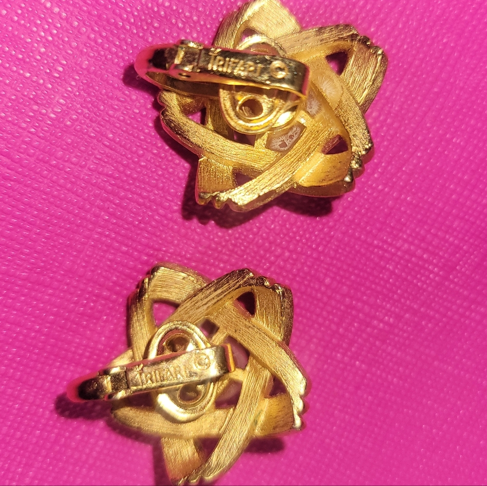 VTG Crown Trifari Gold Tone Pearl Clip On Earrings - Picture 2 of 3